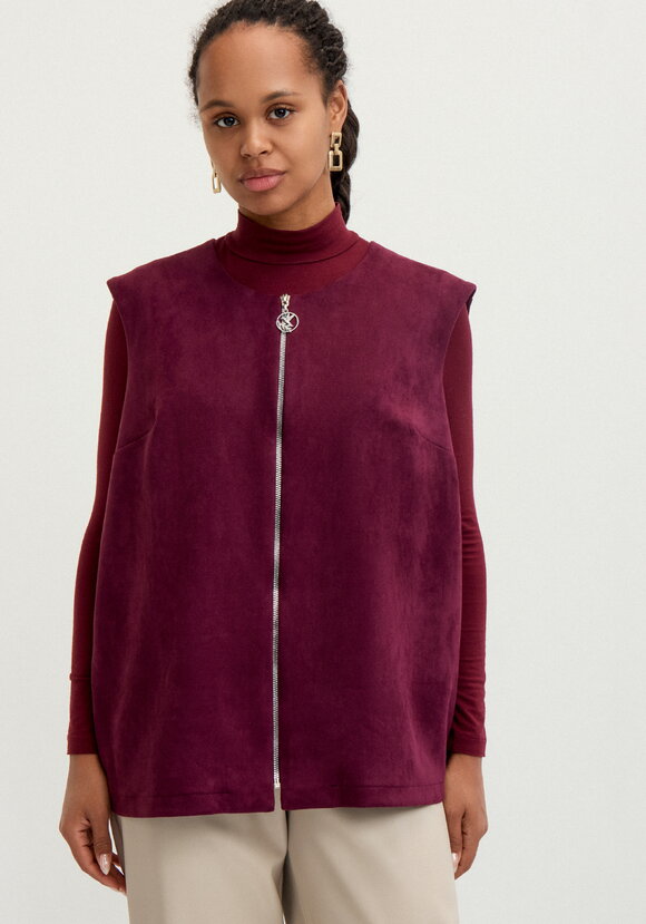 Жилет на молнии из замши шир.  580, рис. 4