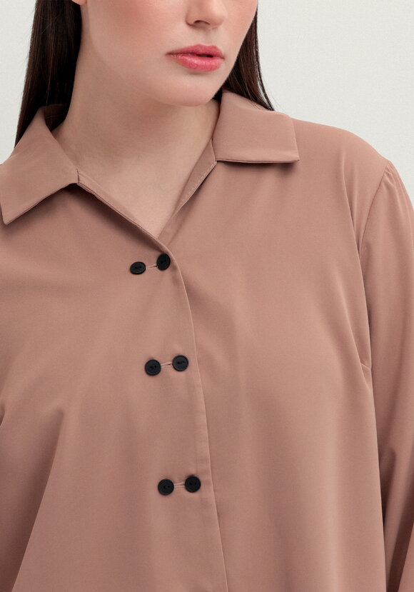 Рубашка с контрастными пуговицами шир.  580, рис. 23