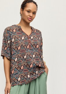 Блуза из штапеля с этническим рисунком