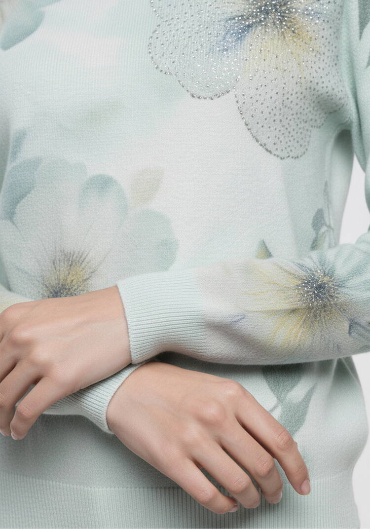 Блуза трикотажная с принтом в стразах шир.  750, рис. 10