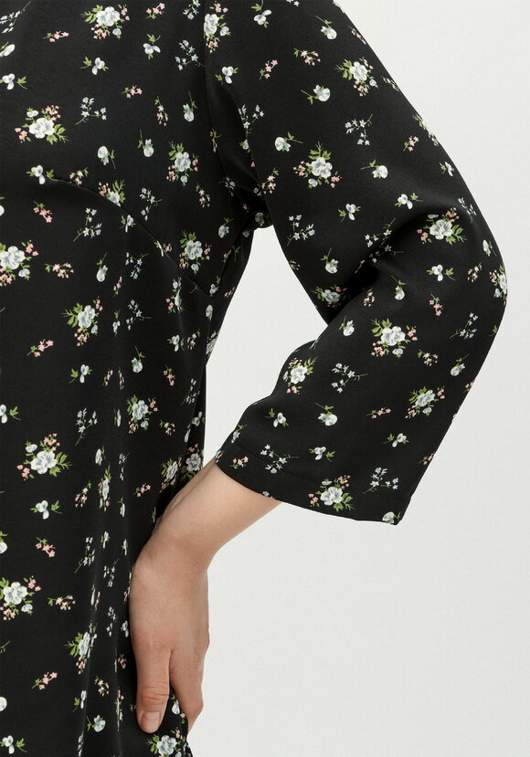 Блуза на пуговицах и разрезами по бокам шир.  580, рис. 23