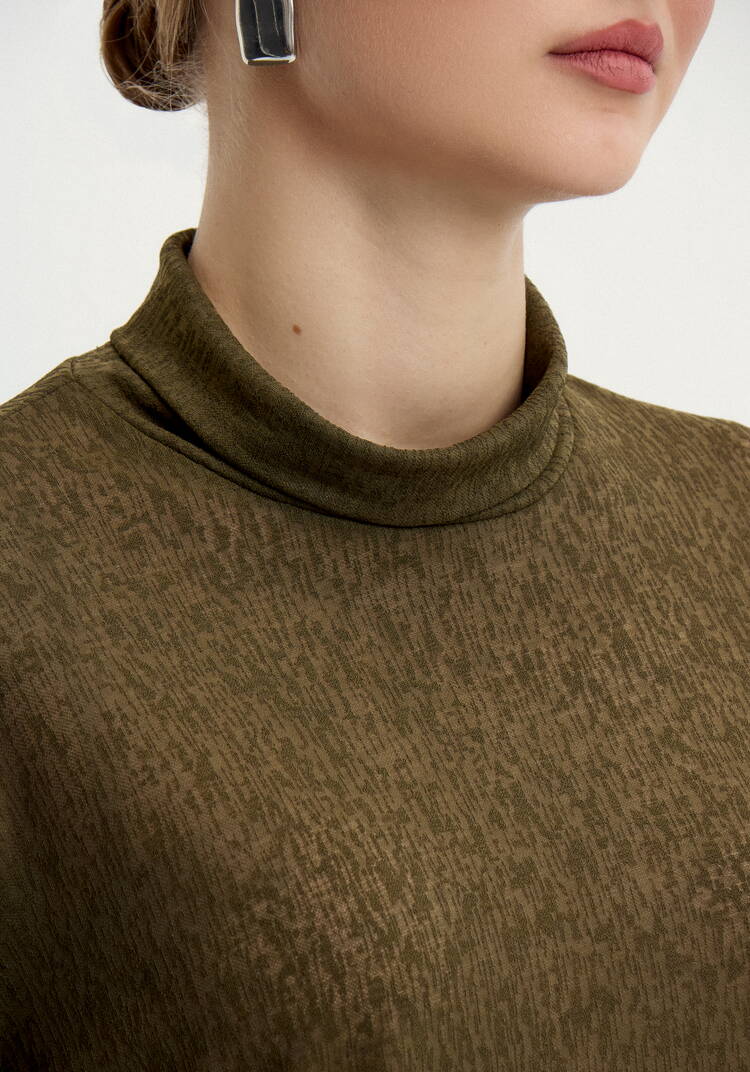 Водолазка из фактурного трикотажа шир.  750, рис. 5