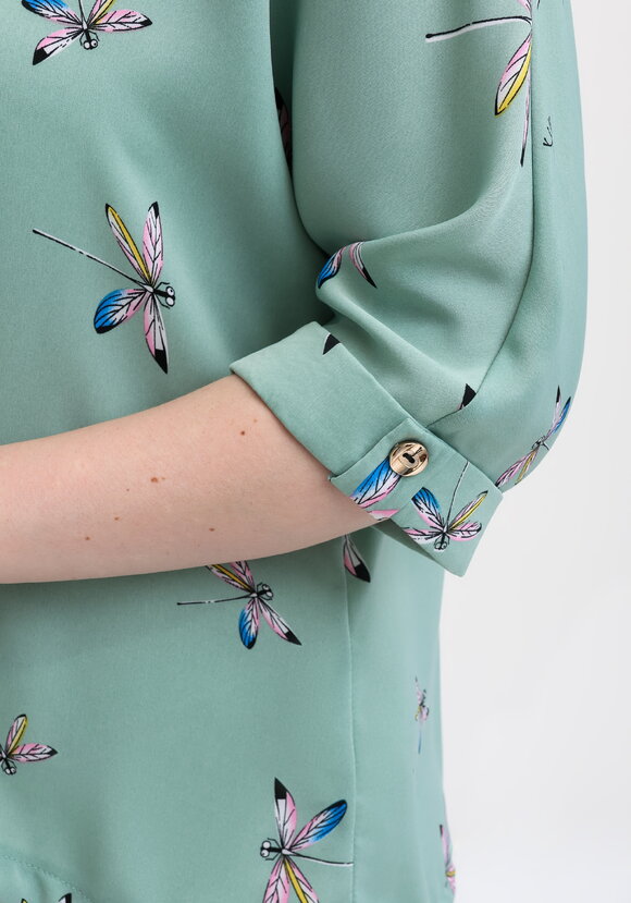 Блузка с принтом стрекозы шир.  580, рис. 11