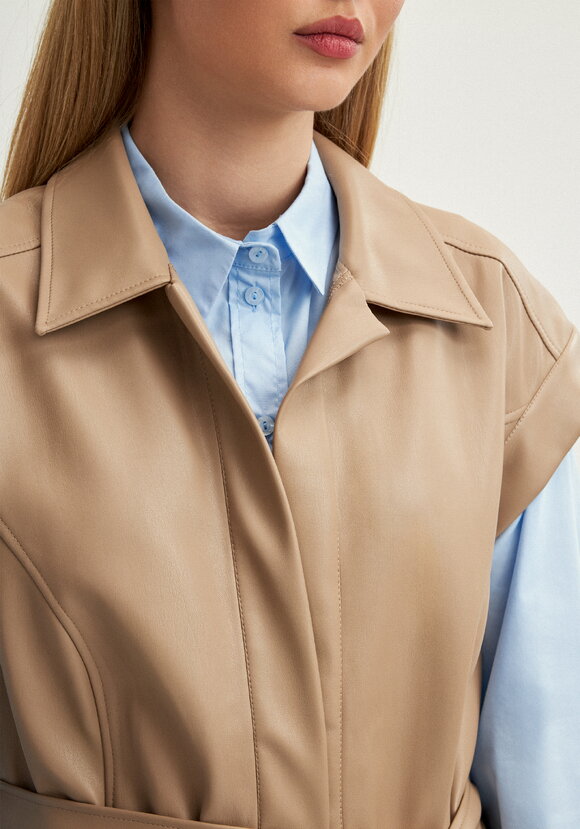 Жилет из эко-кожи на запах шир.  580, рис. 21