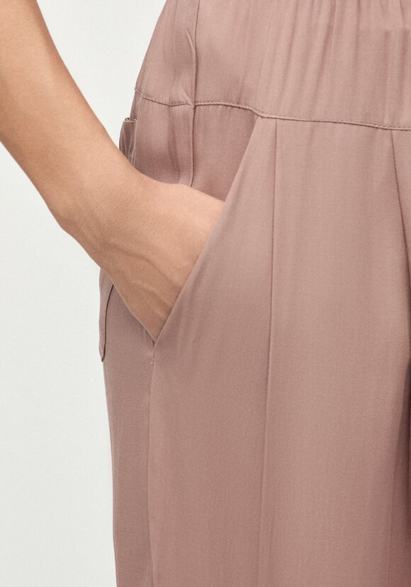 Брюки свободные с эластичной лентой по низу шир.  580, рис. 7