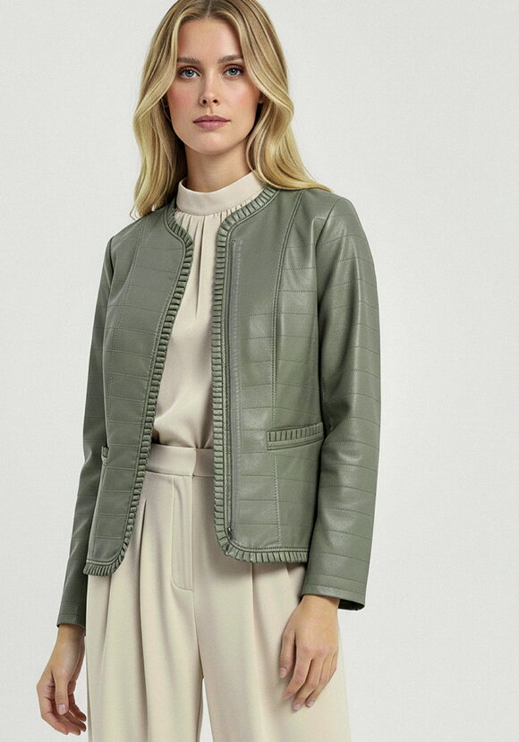 Куртка из экокожи с рюшей шир.  580, рис. 8