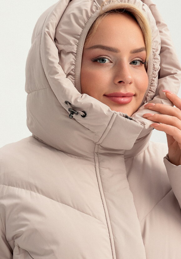 Пуховик стеганый свободного кроя с капюшоном шир.  580, рис. 55