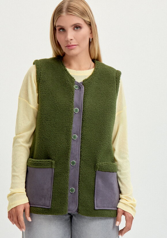 Жилет с отделкой из замши шир.  580, рис. 4