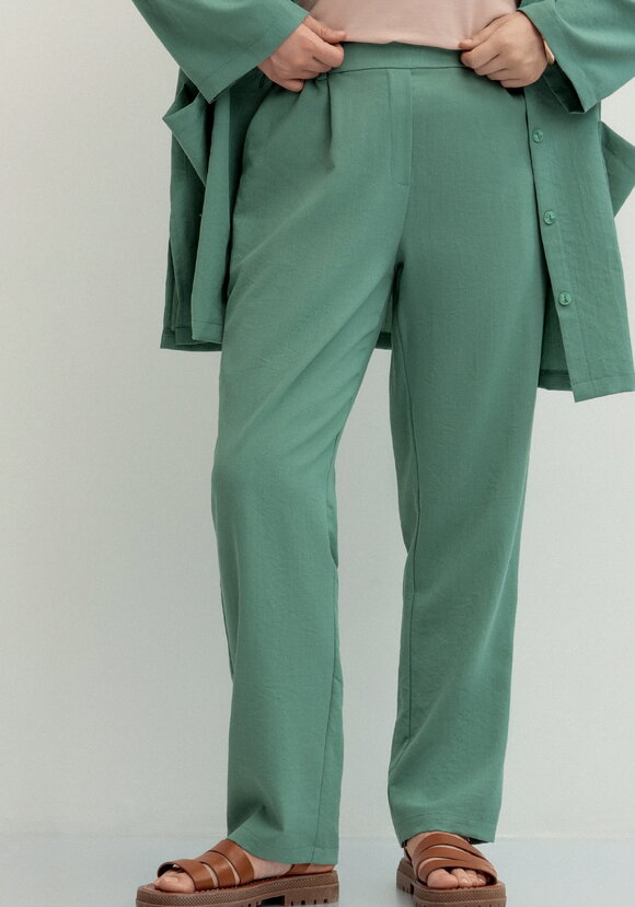 Брюки прямого кроя на резинке по поясу шир.  580, рис. 10