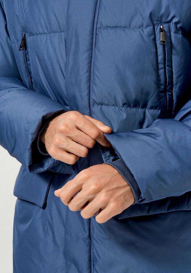 Пуховик стеганый с капюшоном и карманами шир.  750, рис. 17