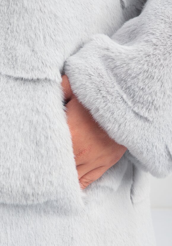 Шуба фактурная с капюшоном и брошью шир.  580, рис. 25