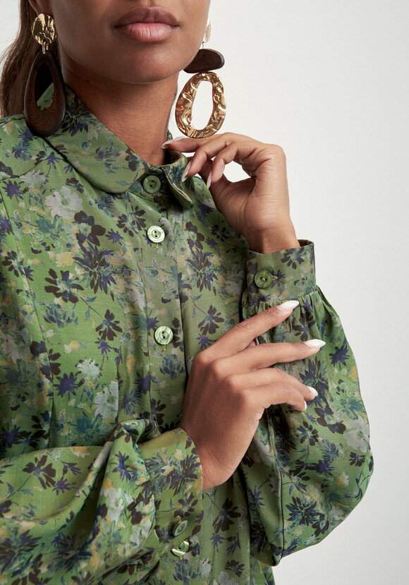 Блуза со сборкой в рельефах шир.  580, рис. 23