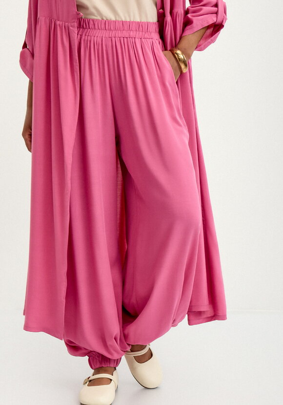 Брюки широкие с карманами на резинке по низу шир.  580, рис. 26