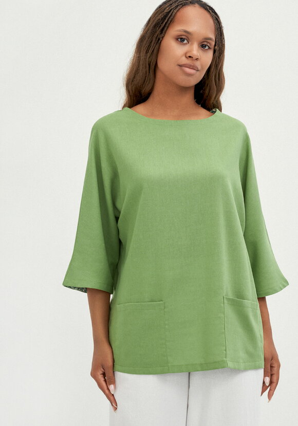 Блуза с контрастной внутренней отделкой шир.  580, рис. 12