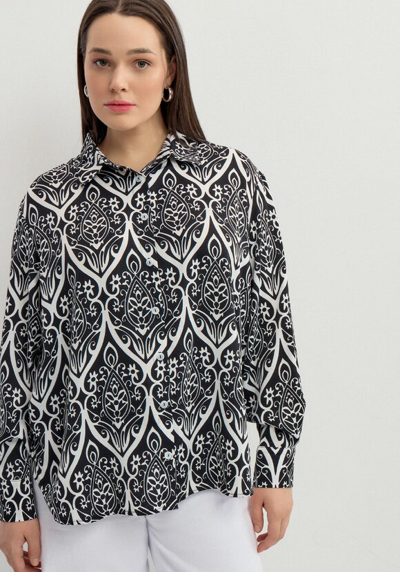 Рубашка на пуговицах с графическим принтом шир.  580, рис. 8