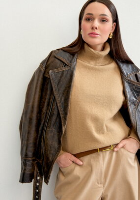 Свитер с объемным воротом