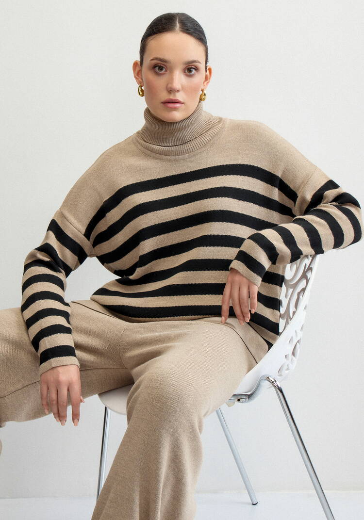 Свитер в полоску с высокой горловиной шир.  750, рис. 10