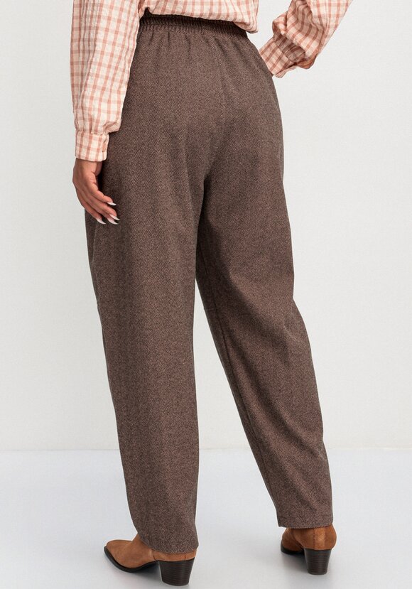 Брюки свободного кроя зауженные к низу шир.  580, рис. 10