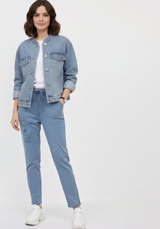 Джинсы с нашивкой