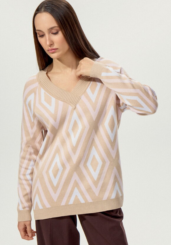 Джемпер с геометрическим рисунком шир.  580, рис. 39