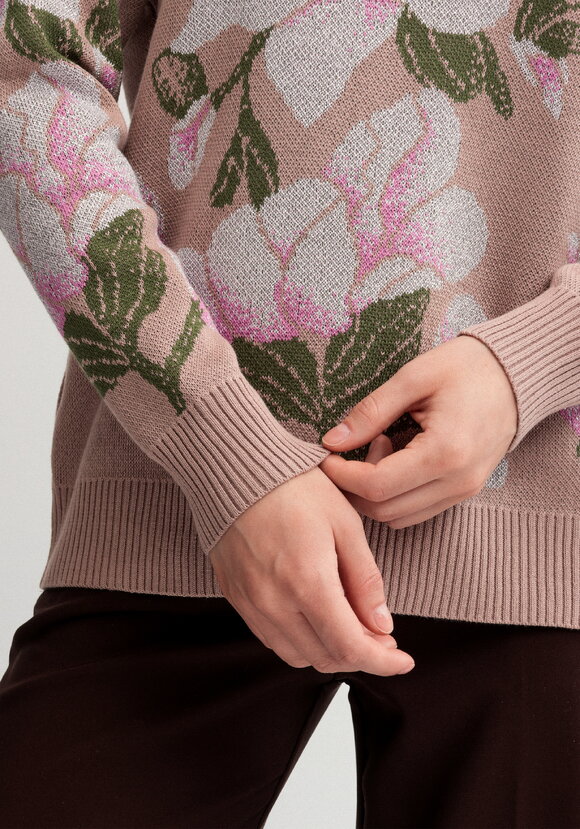 Джемпер с нежным цветочным орнаментом шир.  580, рис. 6