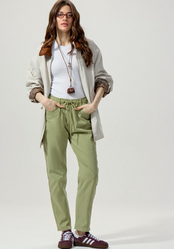 Джинсы с резинкой по поясу шир.  580, рис. 36