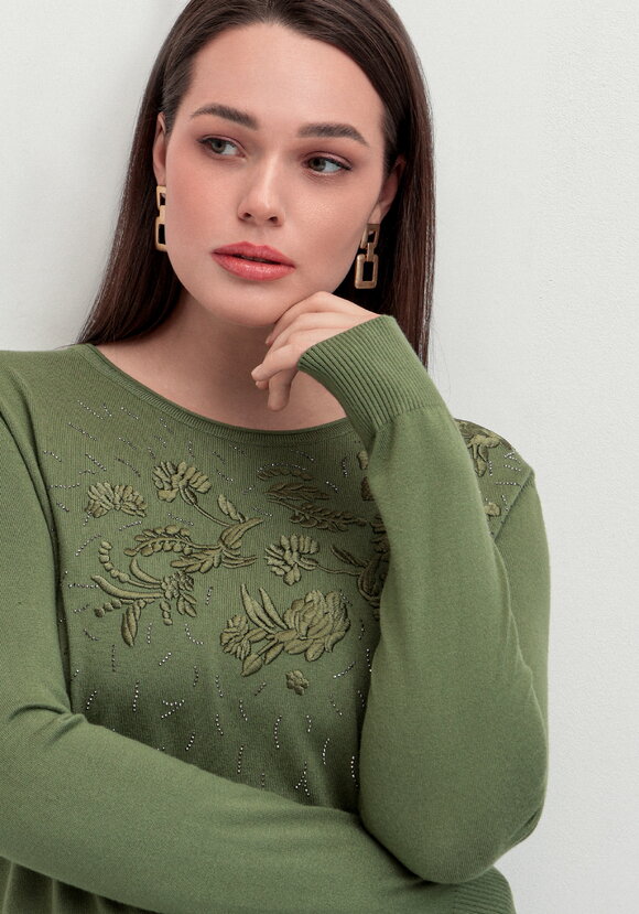 Джемпер с цветочной вышивкой и стразами шир.  580, рис. 9
