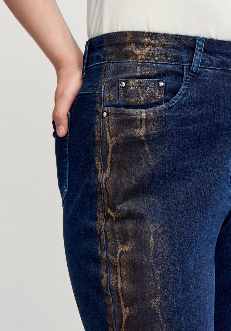 Джинсы со змеиным принтом и напылением шир.  750, рис. 5