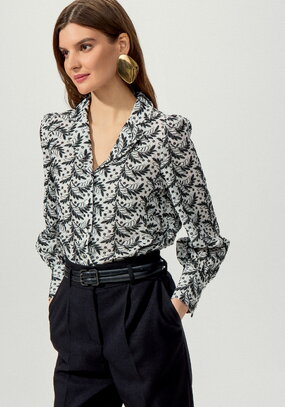 Блуза с английским воротником из шитья