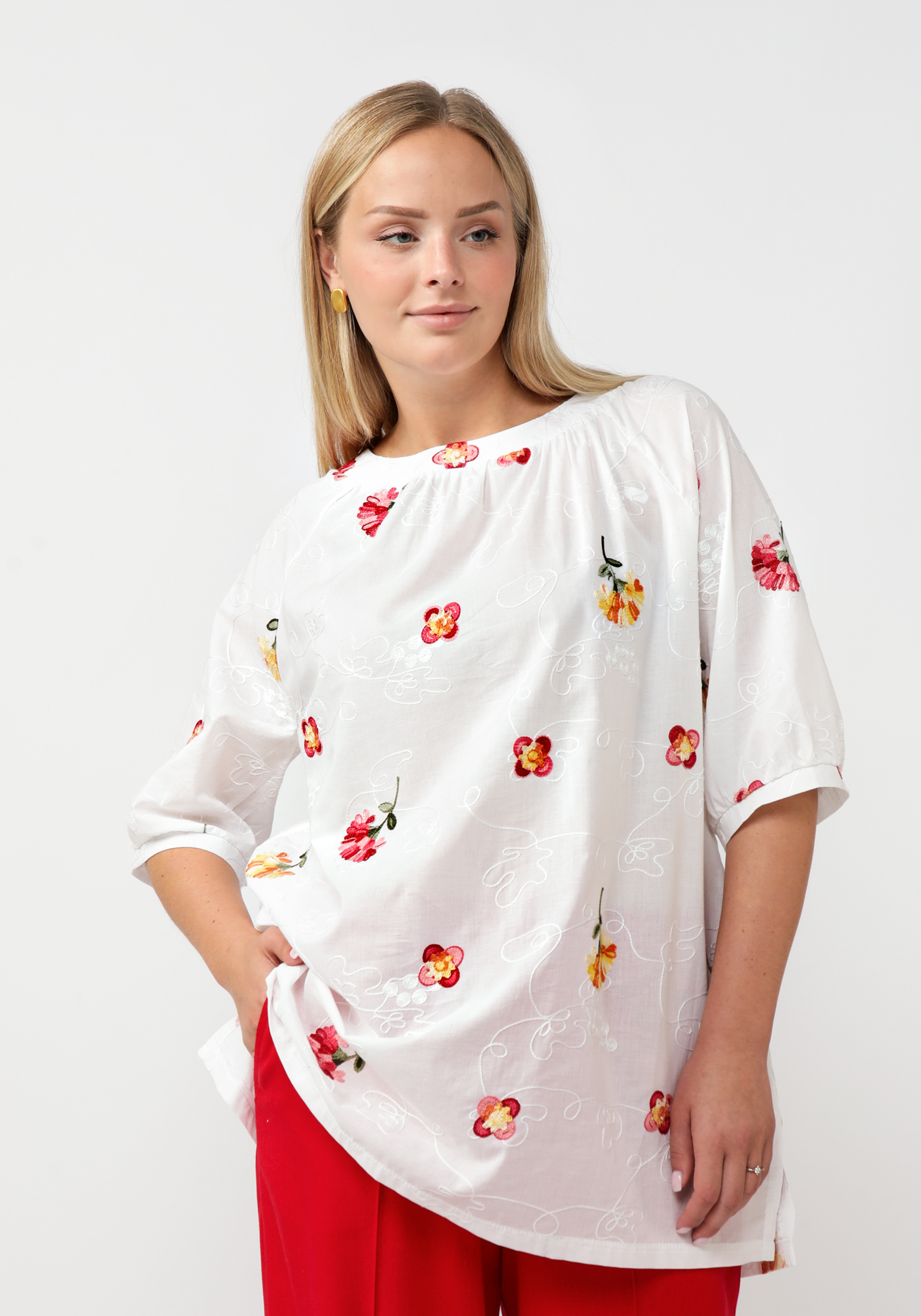 Блуза свободного кроя с цветочной вышивкой