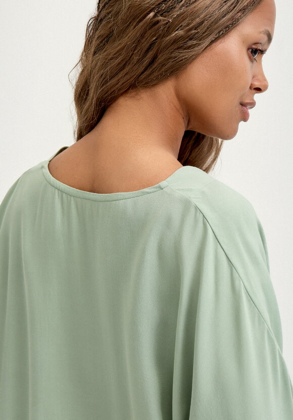 Блуза с V-образным вырезом свободная шир.  580, рис. 22