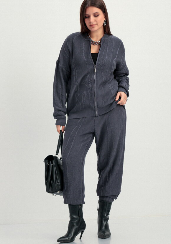 Брюки джоггеры с фактурным рисунком шир.  580, рис. 9