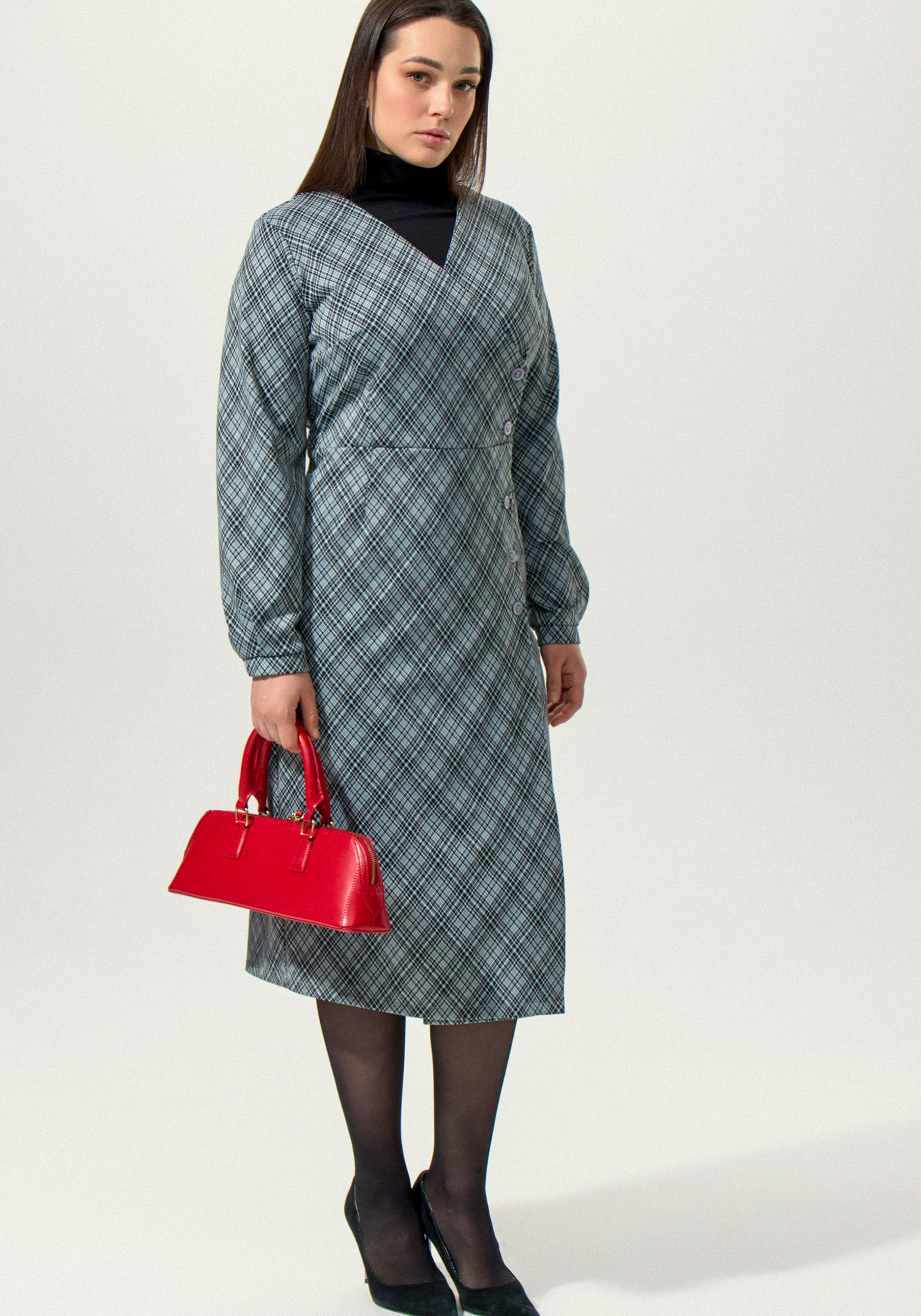 Платье в клетку прямого кроя на запах 1999₽