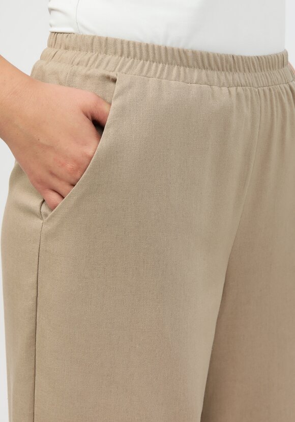 Брюки с декоративной складкой впереди шир.  580, рис. 22