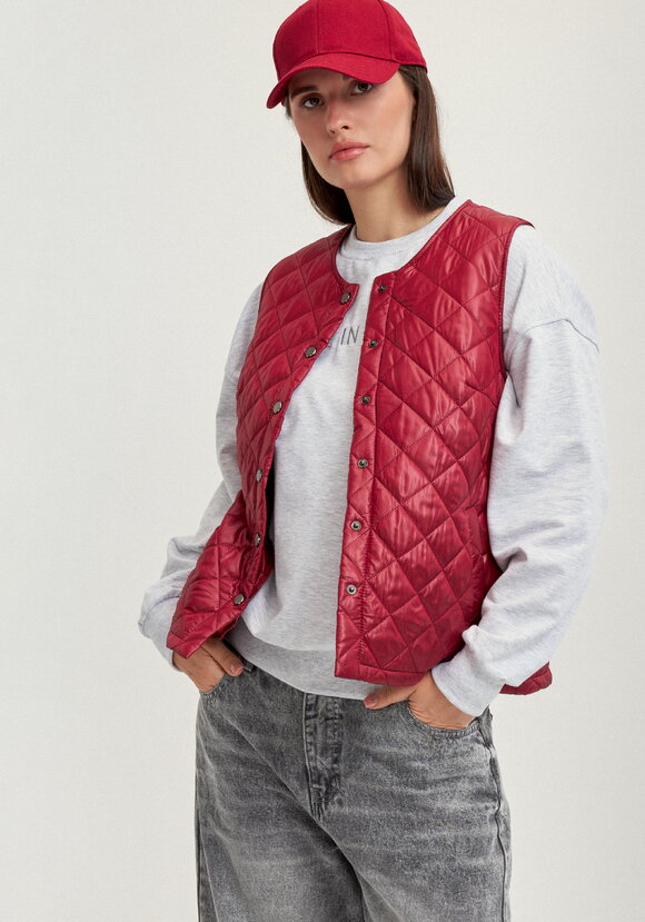 Жилет стёганый с застёжкой на кнопки шир.  580, рис. 30