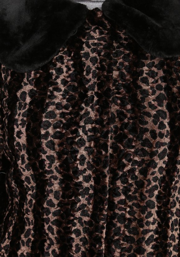 Шуба с контрастными манжетами и воротником шир.  580, рис. 15