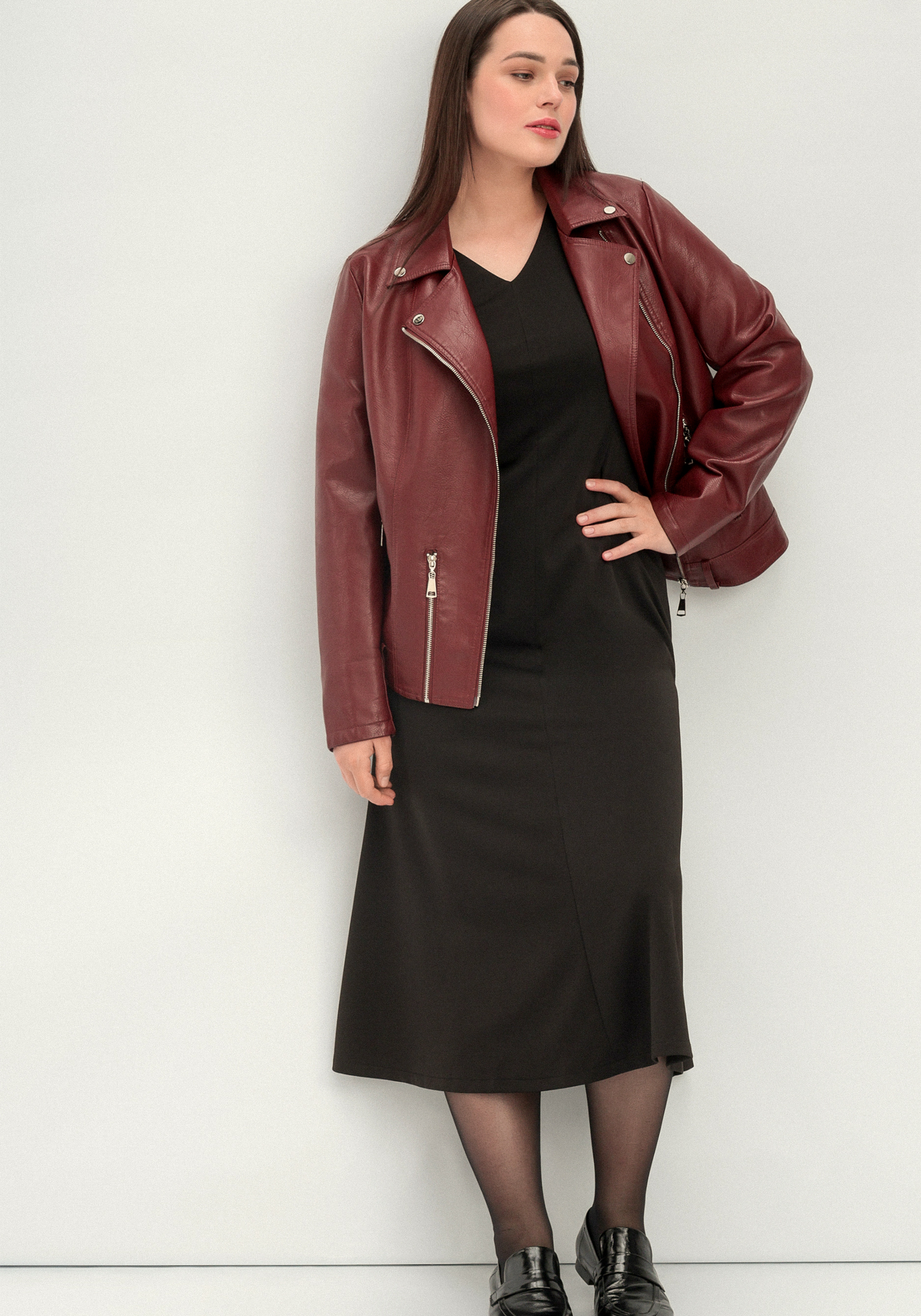 Платье длины миди с V-образным воротником 2099₽