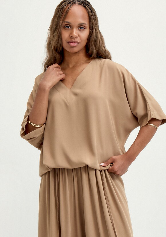 Блуза с V-образным вырезом свободная шир.  580, рис. 9