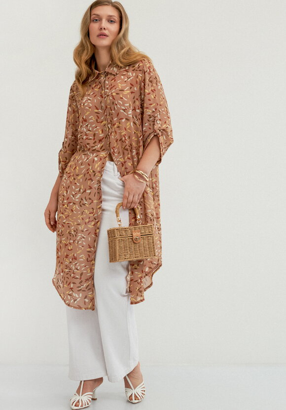 Рубашка с рукавом 7/8 и патами шир.  580, рис. 34