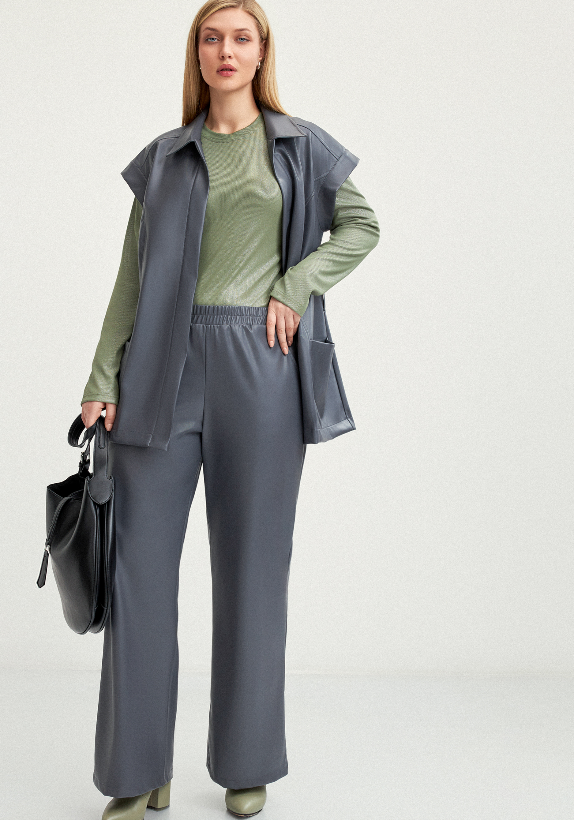 Брюки прямые из экo-кожи 1999₽