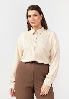 Блуза прямого силуэта с гипюровой вставкой