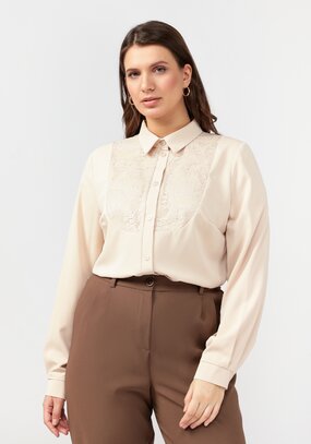 Блуза прямого силуэта с гипюровой вставкой