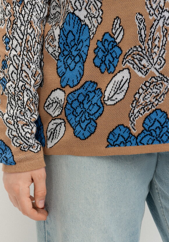 Пуловер с V-образным вырезом и ярким принтом шир.  580, рис. 15