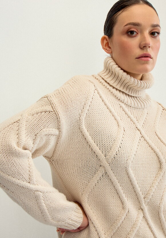 Свитер с объемными ромбами шир.  580, рис. 40