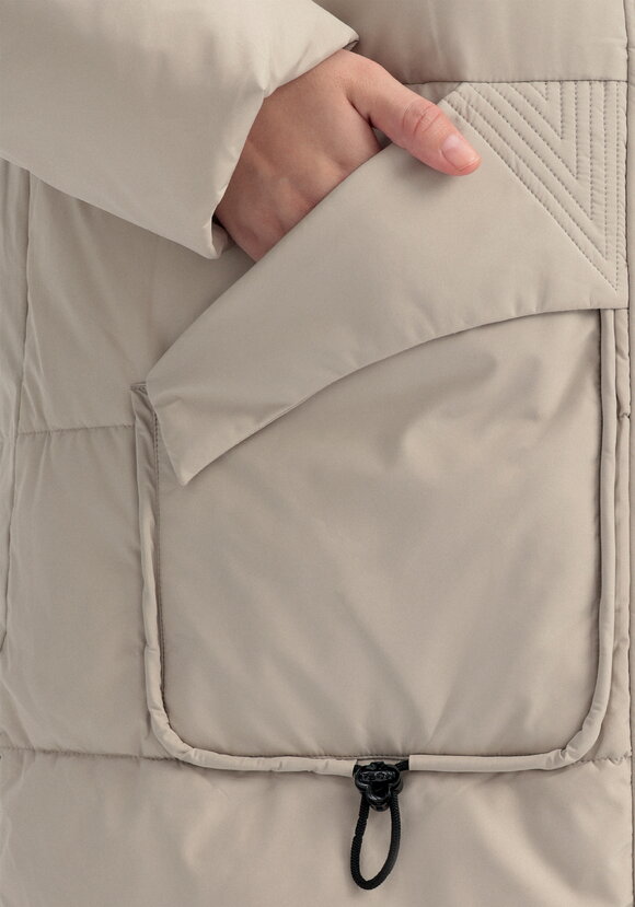 Пуховик стеганый с асимметричными карманами шир.  580, рис. 26