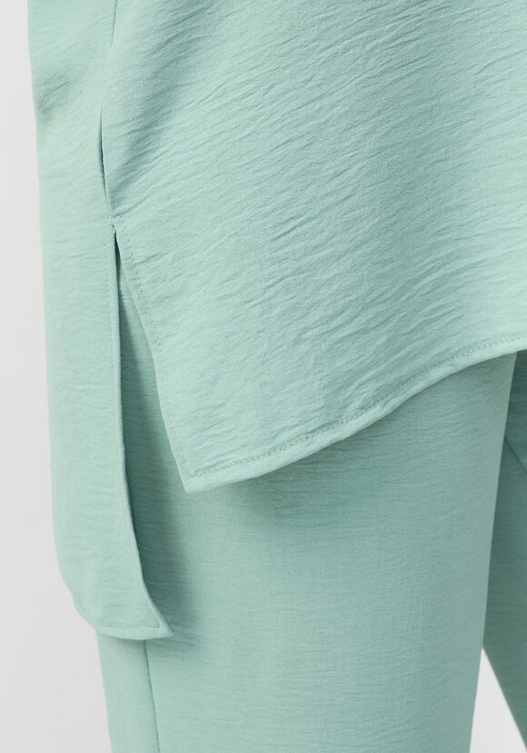 Костюм: брюки и блуза с лаконичным принтом шир.  580, рис. 17