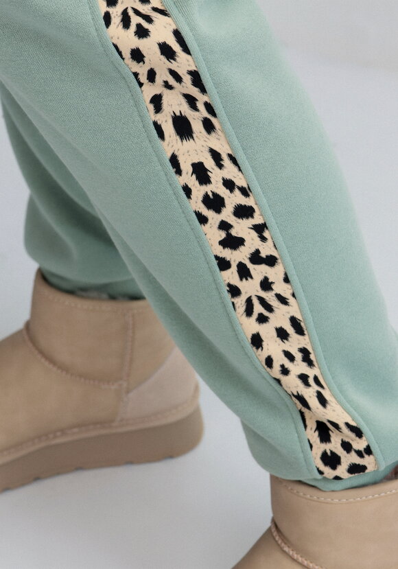 Брюки с леопардовыми лампасами шир.  580, рис. 43