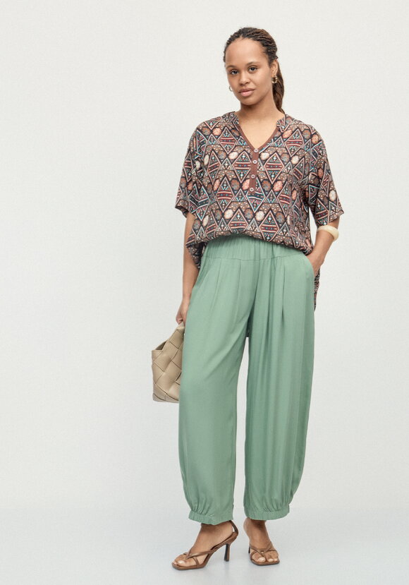 Брюки свободные с эластичной лентой по низу шир.  580, рис. 9