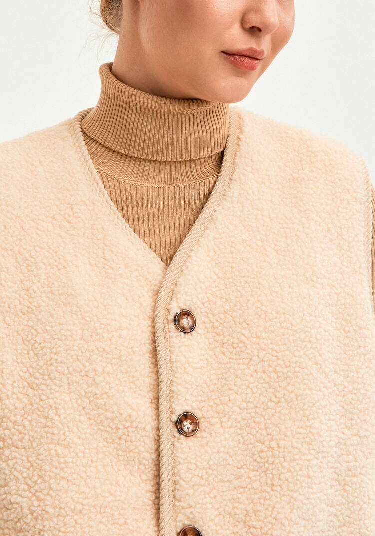 Жилет из экомеха на пуговицах шир.  750, рис. 14