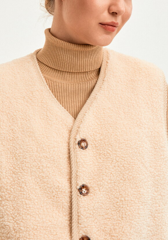 Жилет из экомеха на пуговицах шир.  580, рис. 14